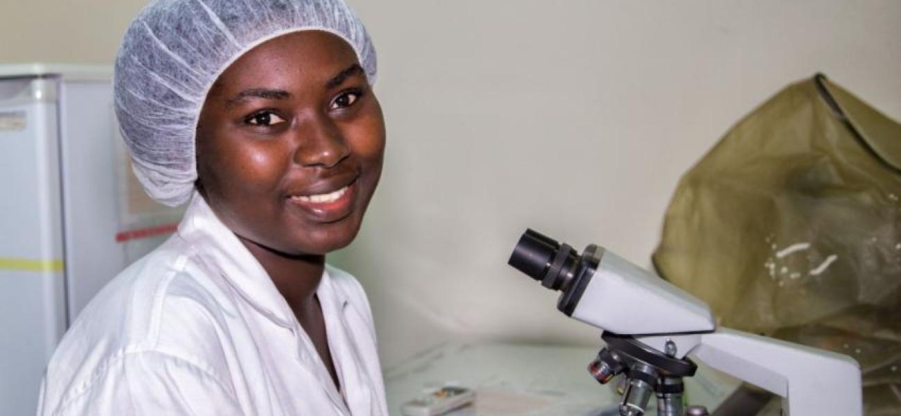 A staff member at the Environment and Agribusiness Laboratories (ENVAL) in Côte d’Ivoire.