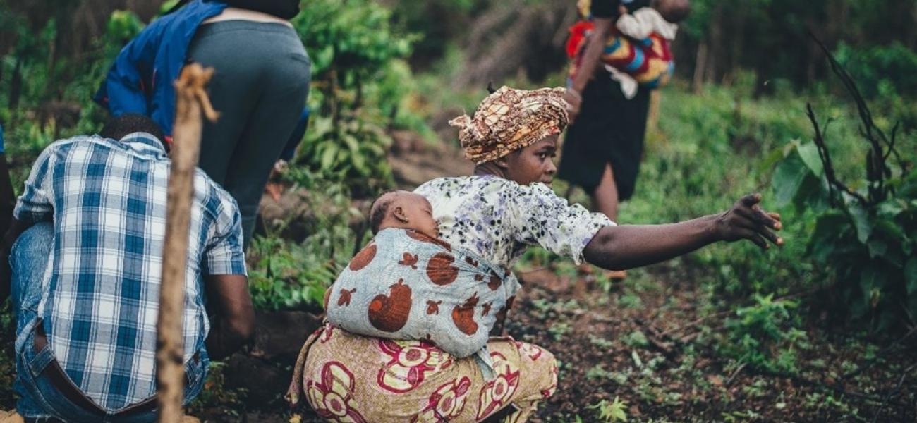 These women are smallholder farmers who follow ecological or organic practices that minimize the use of external inputs and synthetic chemicals, thus helping to preserve the environment.