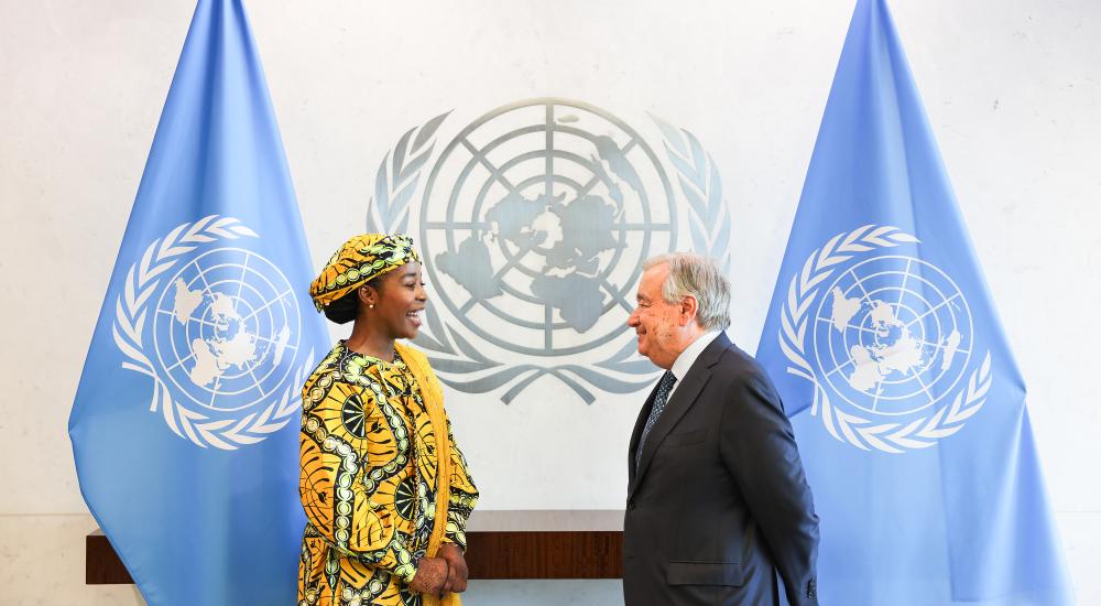 La poétesse nigériane Maryam Bukar Hassan devient la première défenseure mondiale de la paix auprès des Nations Unies, lors d'une rencontre avec le secrétaire général de l'ONU.