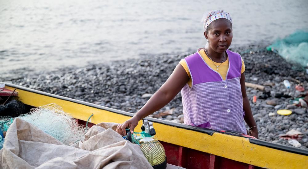 Maria Sábado Horta Fidalgo, connue de tous sous le nom de Mãezinha, est bien plus qu'une simple poissonnière. Elle est propriétaire d'une embarcation, dirige une communauté, milite pour une pêche durable et est une femme déterminée à tracer sa propre voie à travers les difficultés et l'espoir.