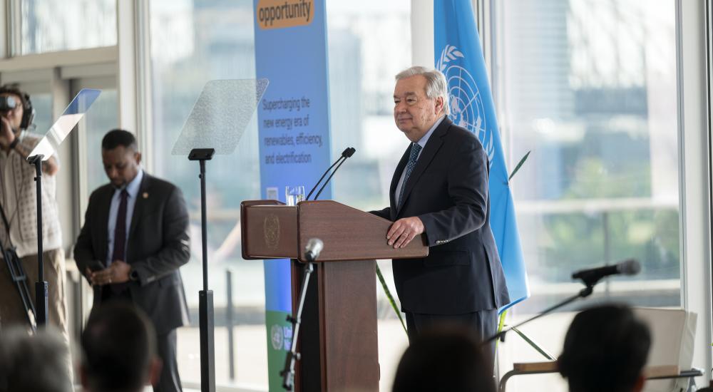 Le Secrétaire Général António Guterres (à la tribune) délivre un discours spécial sur l'action climatique."