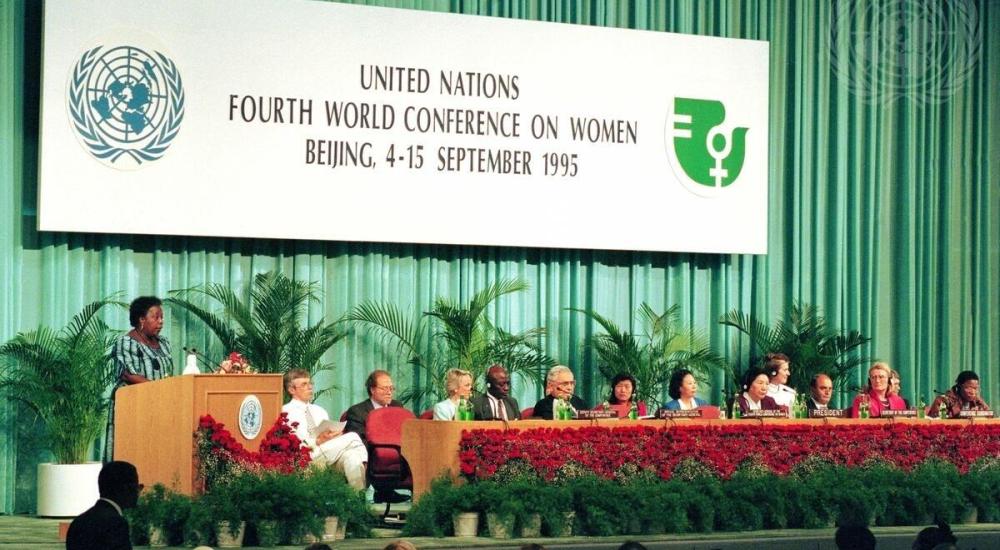 Vue de la table d'honneur lors de la séance d'ouverture de la quatrième conférence mondiale sur les femmes à Beijing. Gertrude Mongella (à gauche, debout sur le podium), Secrétaire générale de la Conférence, prononce son discours.