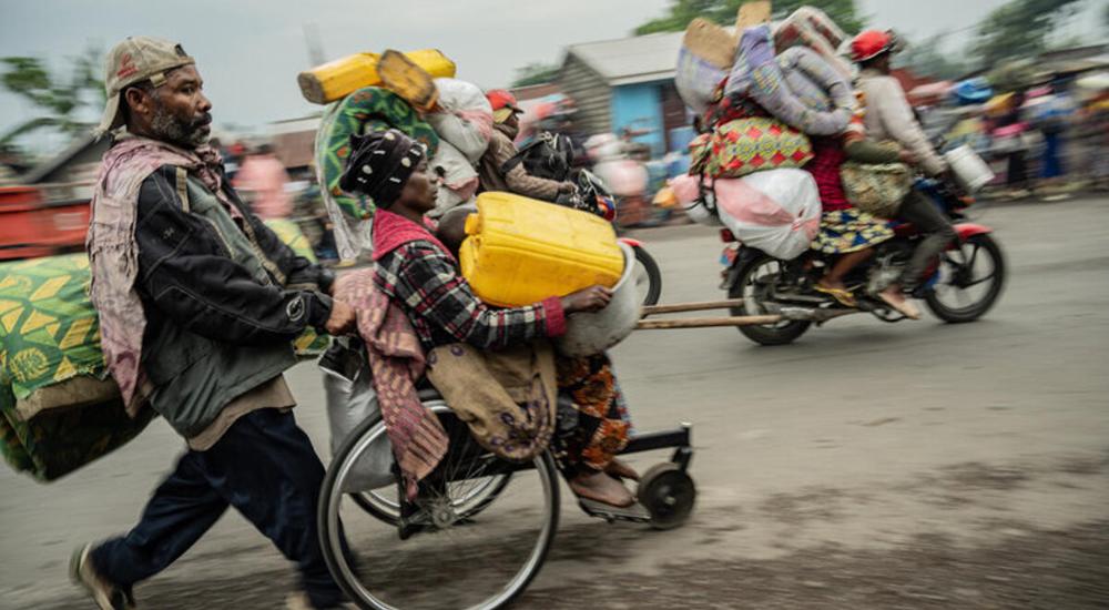 Les habitants du camp de Kanyaruchinya, près de Goma, fuient dimanche - les combats ont envahi la capitale de la province du Nord-Kivu.