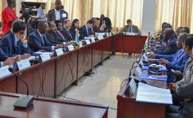 Balozi Anatolio Ndong Mba wa Guinea ya Ikweta rais wa baraza la usalama kwa mwezi huu wa Februari na mkuu mwenza wa ujumbe wamekutana na waziri wa mambo ya nje wa Ivory Coast, Marcel Amon-Tanoh. Picha: UN