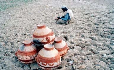 A bone-dry part of the River Niger at Mopti, a major town in the Sudano-Sahelian zone of Mali.