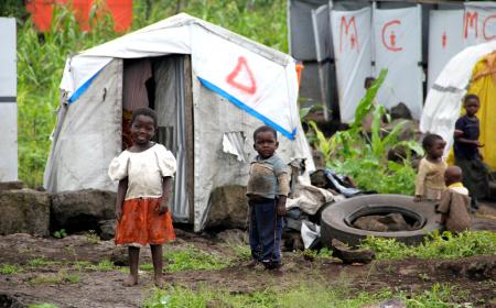 Des enfants dans un centre pour personnes déplacées à Goma, au Nord Kivu, en République démocratique du Congo (RDC). Photo: OCHA/Naomi Frerotte