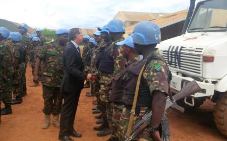 Le Représentant spécial du Secrétaire général en RDC, Martin Kobler, avec des Casques bleus de la MONUSCO en mai 2015. Photo : MONUSCO
