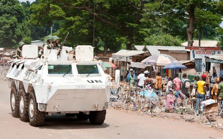 Des Casques bleus de la MINUSCA patrouillent à Bambari, en République centrafricaine. 