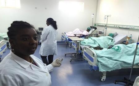 Des patientes, qui seraient atteintes de la fièvre jaune, sont traitées dans un hôpital à Luanda, en Angola. Photo OMS/Dalia Lourenço