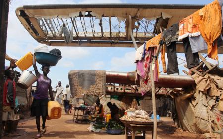 Familles déplacées en République centrafricaine dans le site de Mpoko pour personnes déplacées à l’intérieur (octobre 2014). Photo : OCHA / Gemma Cortes.