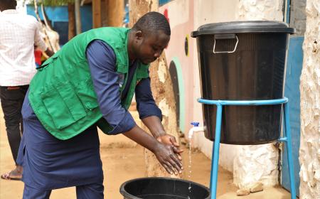 IOM and returnees demonstrate hygiene measures 