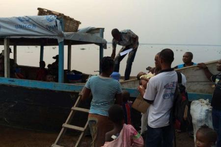 Des réfugiés congolais débarquent du bateau qui les a ramenés chez eux après la traversée de la rivière Oubangui.