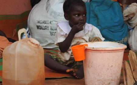 OCHA/Yaye N. Sene. Un enfant centrafricain mange de la nourriture distribuée par des travaileurs humanitaires dans la province de Mbomou, en RCA (archive)