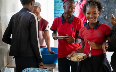 Des élèves à l'heure du repas à l'école.