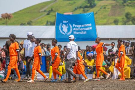 Les résidents du camp de déplacés de Bulengo, dans le Nord-Kivu, en RDC, participent à un festival de football le 6 janvier, organisé par la Confédération africaine de football à laquelle le PAM apporte un soutien logistique.