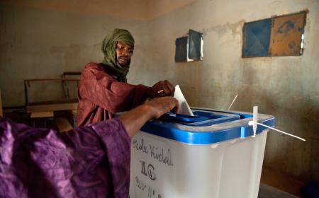 Un homme malien dépose son bulletin de vote dans un bureau de vote à Kidal, dans le nord du Mali.