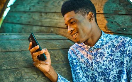 Téléphone portable fabriqué à partir de lithium. L'Afrique abrite des minéraux tels que le graphite