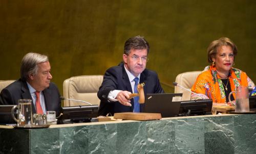 Miroslav Lajčák (centre), President of the 72nd session of the General Assembly, gavels open the session’s first meeting. He is flanked by Secretary-General António Guterres (left) and Catherine Pollard, Under-Secretary-General for General Assembly and Co
