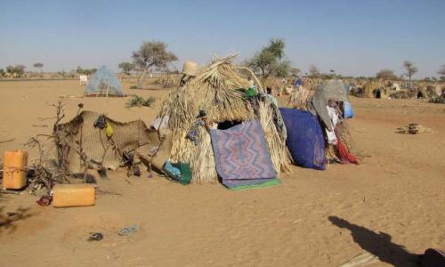 A makeshift refugee shelter beside the highway east of Diffa, Niger. Photo: UNHCR/Boubacar Bamba