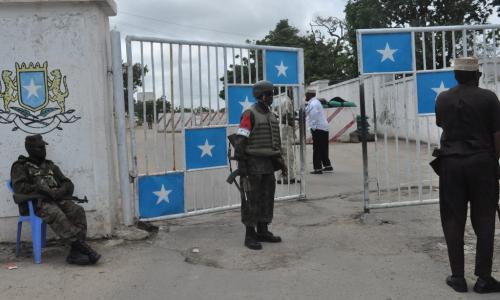Des soldats de la paix de la Mission de l’Union africaine en Somalie (AMISOM) gardent le palais présidenitel à Mogadiscio. 