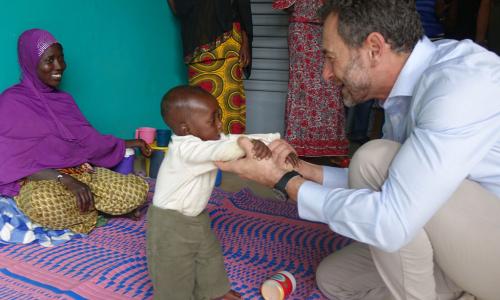 Regional Humanitarian Coordinator for the Sahel, Toby Lanzer, plays with a child at a Gao malnutrition treatment center in Mali. Photo: OCHA/A. Desgroseilliers