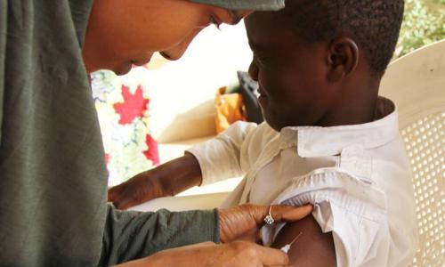 Un enfant est vacciné dans le cadre d’une campagne contre la rougeole dans le nord-est du Nigéria. Photo UNICEF Nigéria