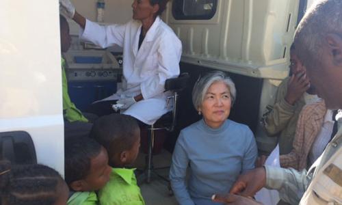 Assistant Secretary-General for Humanitarian Affairs and Deputy Emergency Relief Coordinator Kyung-wha Kang (centre) pays a visit to a mobile dental school bus in the Maekel region of Eritrea. Photo: OCHA/Laila Bourhil
