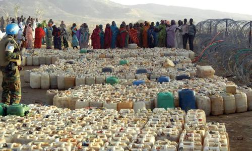 Des civils fuyant le conflit dans la zone de Jebel Marra dans la région du Darfour attendent une distribution d’eau près de la base d’opérations de la MINUS à Sortoni. Photo: MINUS/Hagen Siegert
