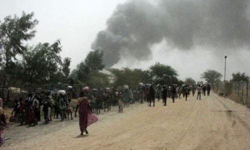Des civils fuient la violence qui a éclaté dans le site de protection des civils à Malakal, au nord du Soudan du Sud. Photo : MINUSS / Nyang tactile