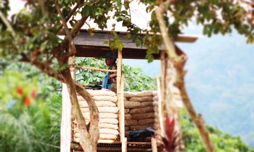 Une sentinelle de la MONUSCO en faction dans sa guérite surveille les abords d’une base de la Mission dans le territoire de Walikale, province du Nord Kivu. Photo MONUSCO.