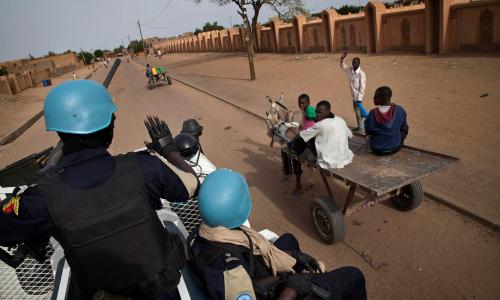 Des policiers de l’ONU patrouillent dans les rues de Gao, au Mali. Photo MINUSMA/Marco Dormino