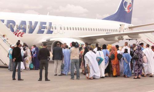 Families board a flight at Laayoune, Western Sahara, before departure for Tindouf in Algeria (April 2012).