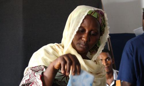 Une femme votant dans le district d’Hamdallaye, à Conakry, la capitale de Guinée, en juillet 2010. 