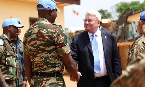 Hervé Ladsous, Secrétaire général adjoint aux opérations de maintien de la paix, lors d’une visite en République centrafricaine. Photo : ONU/Jean Claude Bitsure