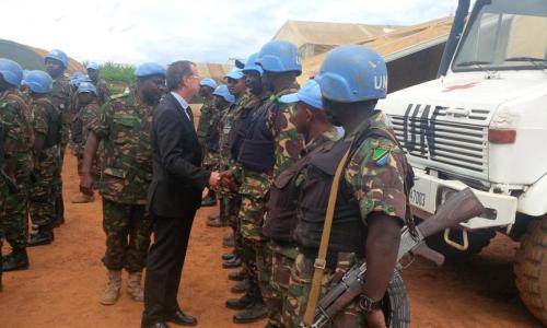 Le Représentant spécial du Secrétaire général en RDC, Martin Kobler, avec des Casques bleus de la MONUSCO en mai 2015. Photo : MONUSCO