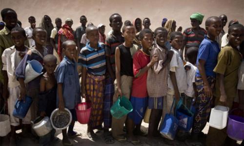 Des enfants attendent une distribution de nourriture par l’UNICEF à Mogadiscio, en Somalie. Photo UNICEF/Kate Holt