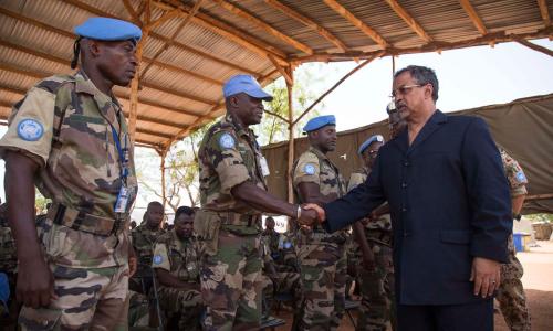 Le Représentant spécial du Secrétaire général pour le Mali et chef de la MINUSMA, Mahamat Saleh Annadif, passe en revue des Casques bleus de la Mission. Photo : MINUSMA