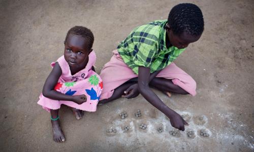 Des enfants jouent en dehors de leurs tentes dans le site de protection des civils de Bor, la capitale de l’Etat de Jonglei au Soudan du Sud. Photo : UNICEF / Kate Holt