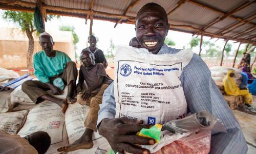 Des réfugiés et leurs communautés d’accueil au Soudan du Sud reçoivent des semences et des outils agricoles de la part du HCR et de la FAO afin de lutter contre l’insécurité alimentaire. Photo FAO/UNHCR/Albert González Farran