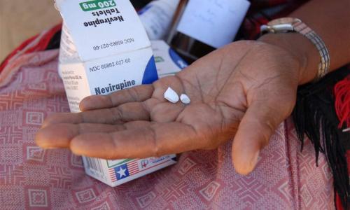 Au Lesotho, une femme tient dans sa main un médicament de traitement antirétroviral contre le sida pour sa petite-fille. Photo: IRIN / Eva-Lotta Jansson