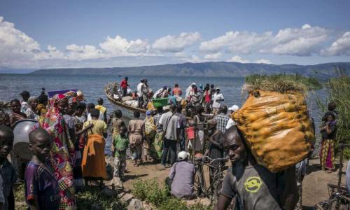 Un bateau transportant des réfugiés burundais arrive à Baraka, en République démocratique du Congo (RDC). Photo : UNHCR / F. Scoppa