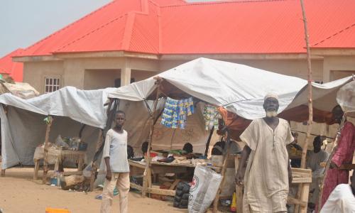 Des personnes déplacées dans le camp de Gubio, à Maiduguri, dans le nord du Nigeria, ont commencé à créer des petites entreprises afin de gagner leur vie, après avoir été déplacées par la violence de Boko Haram. Photo : OCHA / Fragkiska Megaloudi