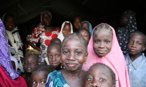 Des enfants dans l’un des 14 camps officiels pour personnes déplacées à Maiduguri, dans l’État de Borno, dans le nord-est du Nigeria. Photo : OCHA / Jaspreet Kindra