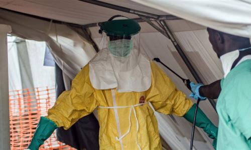 Un membre du personnel médical équipé d’une combinaison de protection pour traiter les victimes d’Ebola en Sierra Leone. Photo IRIN/Tommy Trenchard
