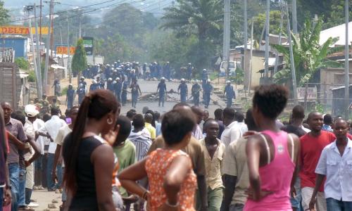 People demonstrate in Bujumbura against a decision by Burundi’s ruling party to nominate President Pierre Nkurunziza to run for a third term (April 2015).