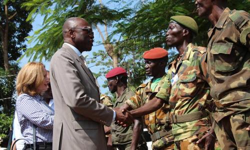 Le Représentant spécial du Secrétaire général pour la République centrafricaine, Babacar Gaye (à gauche) avec des anciens combattants. Photo: MINUSCA