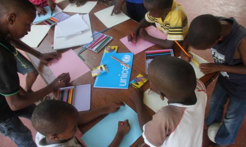 Des enfants dans un refuge temporaire à Bujumbura, au Burundi, se servent des dessins pour oublier ce qu’ils ont vécu. Photo UNICEF Burundi/Eliane Luthi