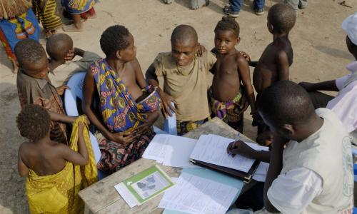 L'enregistrement des naissances pour les enfants autochtones se produit dans la République du Congo, où ils suffrent de manière disproportionnée à cause de manque d'aliments nutritifs et de services de santé. Photo: UNICEF/NYHQ2009-0832/Williams