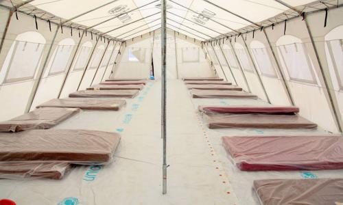 L’UNICEF a fourni des tentes et des matelas pour aider le gouvernement du Libéria à affronter l’épidémie d’Ebola. Photo UNICEF Liberia/Ajallanzo