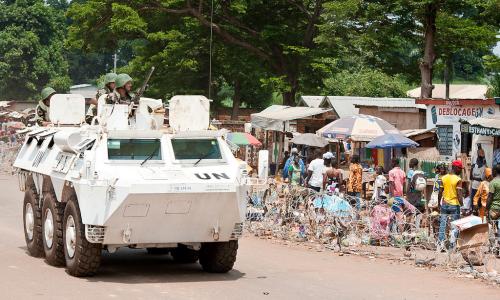 Peacekeepers serving with the UN Multidimensional Integrated Stabilization Mission in the Central African Republic (MINUSCA) on patrol in Bambari. UN Photo/Catianne Tijerina